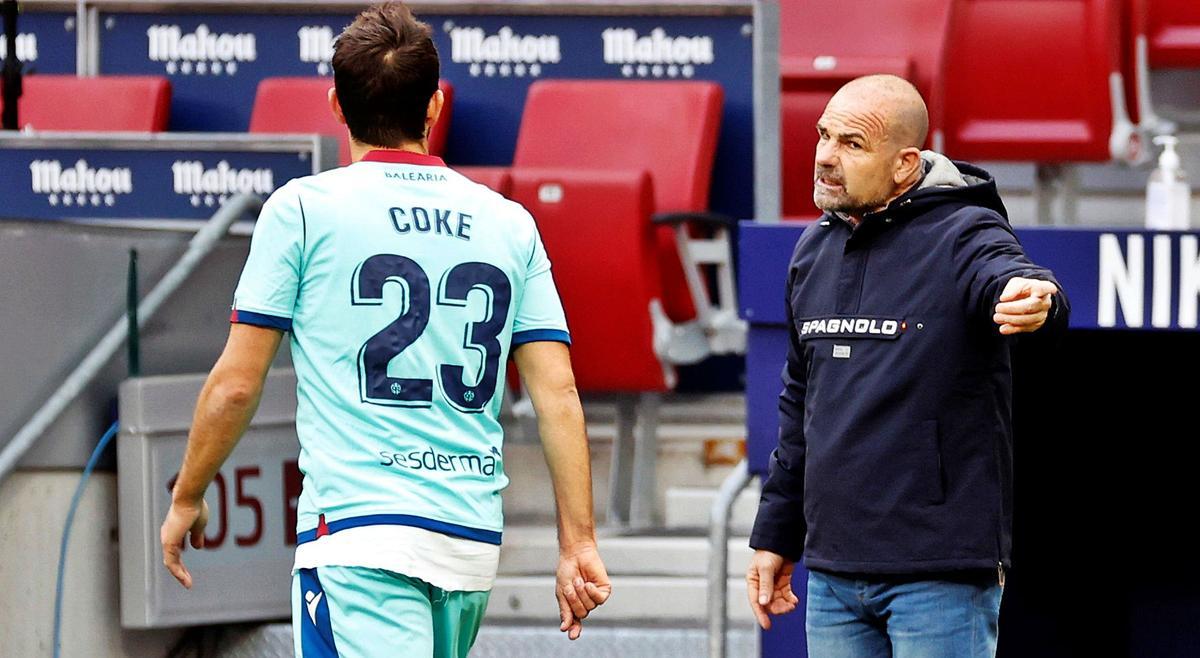 Paco López da órdenesa Coke, el sábado. efe/chema moya