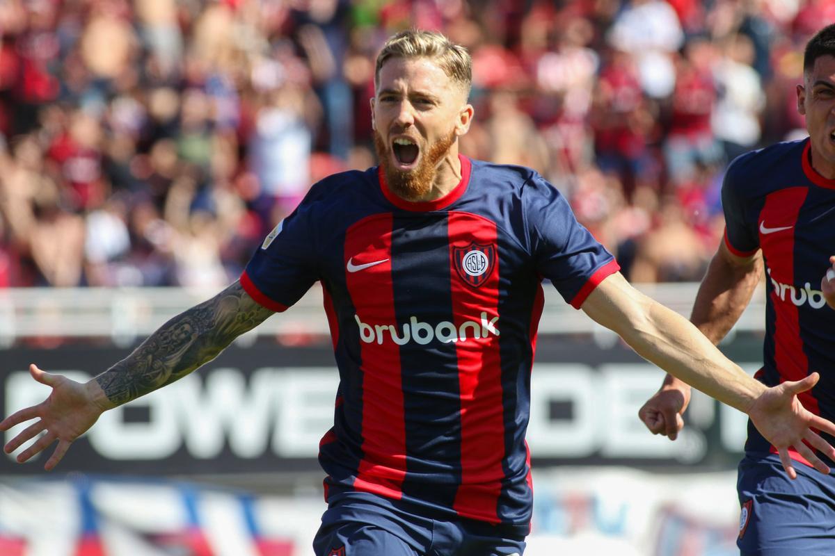 El futbolista español Íker Muniain anota su primer gol con San Lorenzo