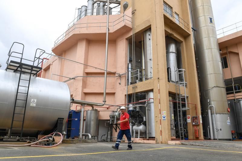 26-03-20  GRAN CANARIA. ZONA INDUSTRIAL DE SALINETAS.  TELDE. Arehucas para su produccón de bebidas espirituosas para fabricar alcohol para fines sanitarios en su fabricade ubicada en la Zona Industrial de Salinetas.  Fotos: Juan Castro.  | 26/03/2020 | Fotógrafo: Juan Carlos Castro