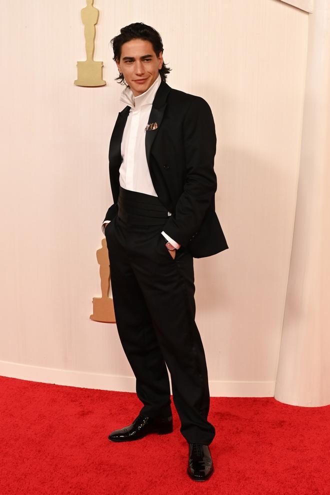 Enzo Vogrincic con look de Loewe en los Premios Oscar 2024