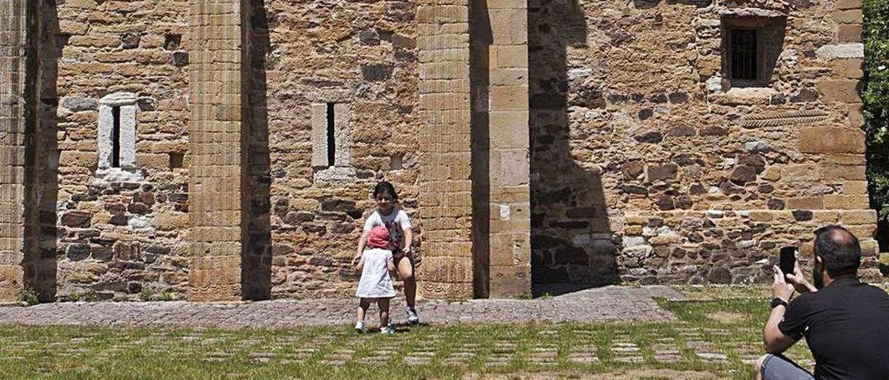 Tres turistas en San Miguel de Lillo.