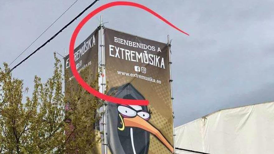 Extremúsika retira una valla publicitaria que escribía con dos b la palabra Bienvenidos