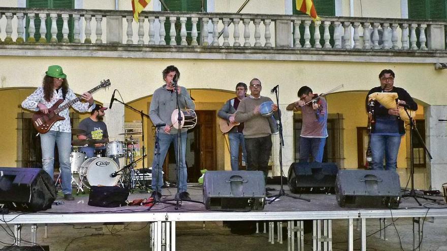 La música tradicional reinó en la noche del pasado sábado en la céntrica plaza Major de Montuïri.