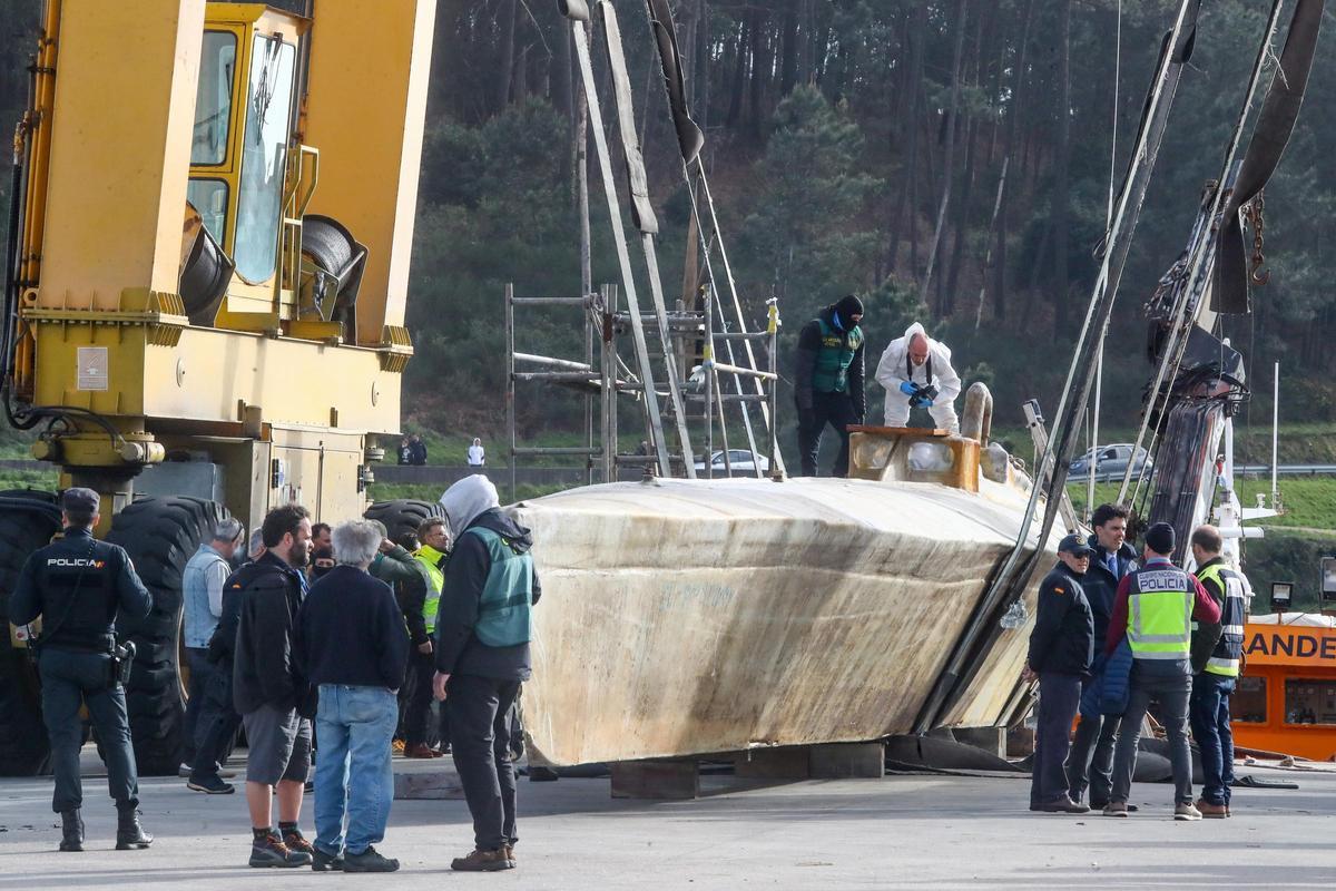 Inspección de uno de los narcosubmarinos detectados en Galicia.
