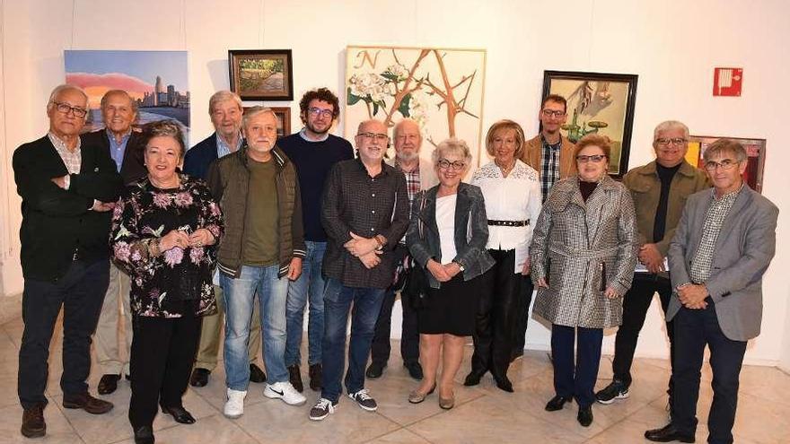 Miembros de la Asociación de Artistas, junto a José Manuel Sande, durante la inauguración.