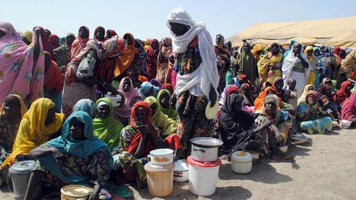 Desplazados internos de Nigeria, sobre todo mujeres y niños, esperan recibir la comida en el campo de Dikwa, en el estado de Borno (Nigeria), el 2 de febrero.