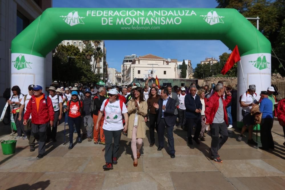 La primera de las once etapas de la ruta senderista organizada con motivo del 80 aniversario de la masacre de la carretera de Almería parte de Málaga con destino a Rincón de la Victoria