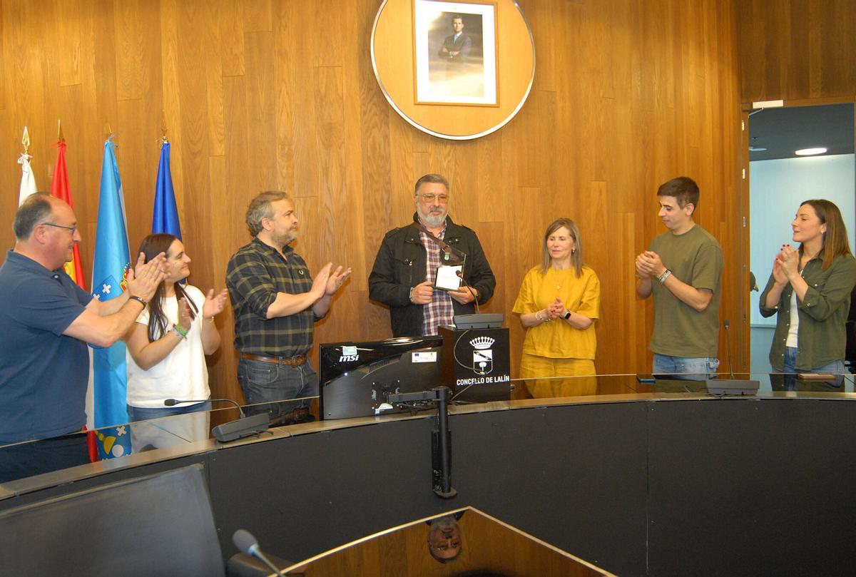 Manolo Zara recibe el homenaje en el salón de plenos de Lalín.