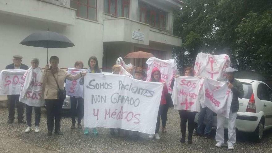 Los manifestantes, en la mañana de ayer, a las puertas del centro de salud de Forcarei.