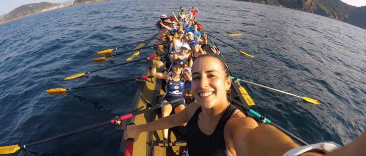 Las remeras de Tirán, ayer en aguas de la Bahía de La Concha tras su entrenamiento. |  // FDV