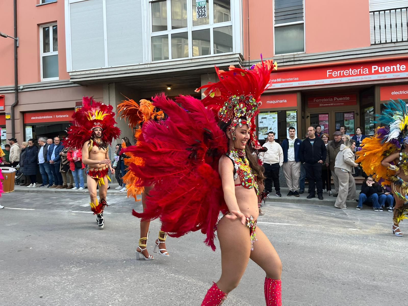 La locura del carnaval llena Posada de Llanes: así fue el multitudinario desfile