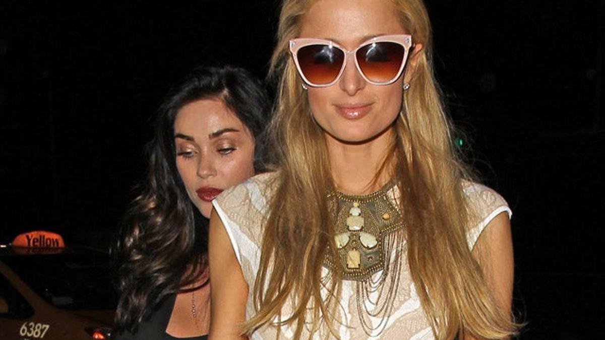 Paris Hilton acude muy sexy a la fiesta de Halloween