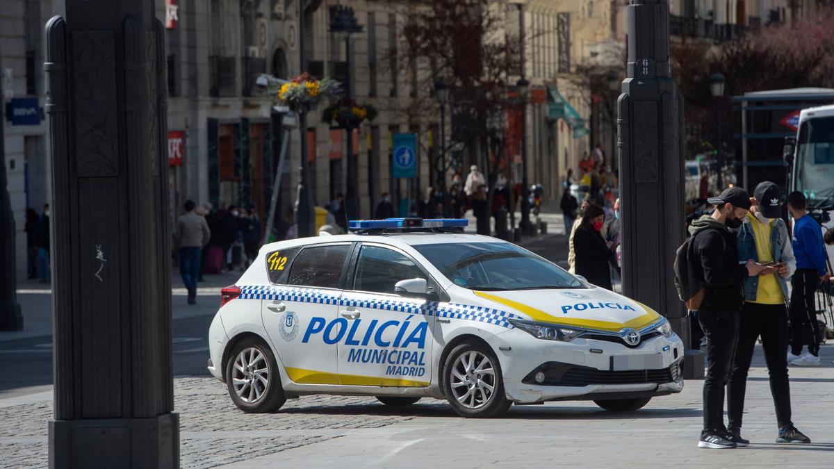 Un coche de Policía Municipal circula por el centro de Madrid.