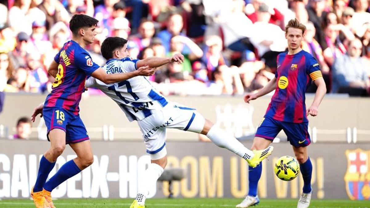 Gerard Martín, comeiendo una falta ante el Levante UD