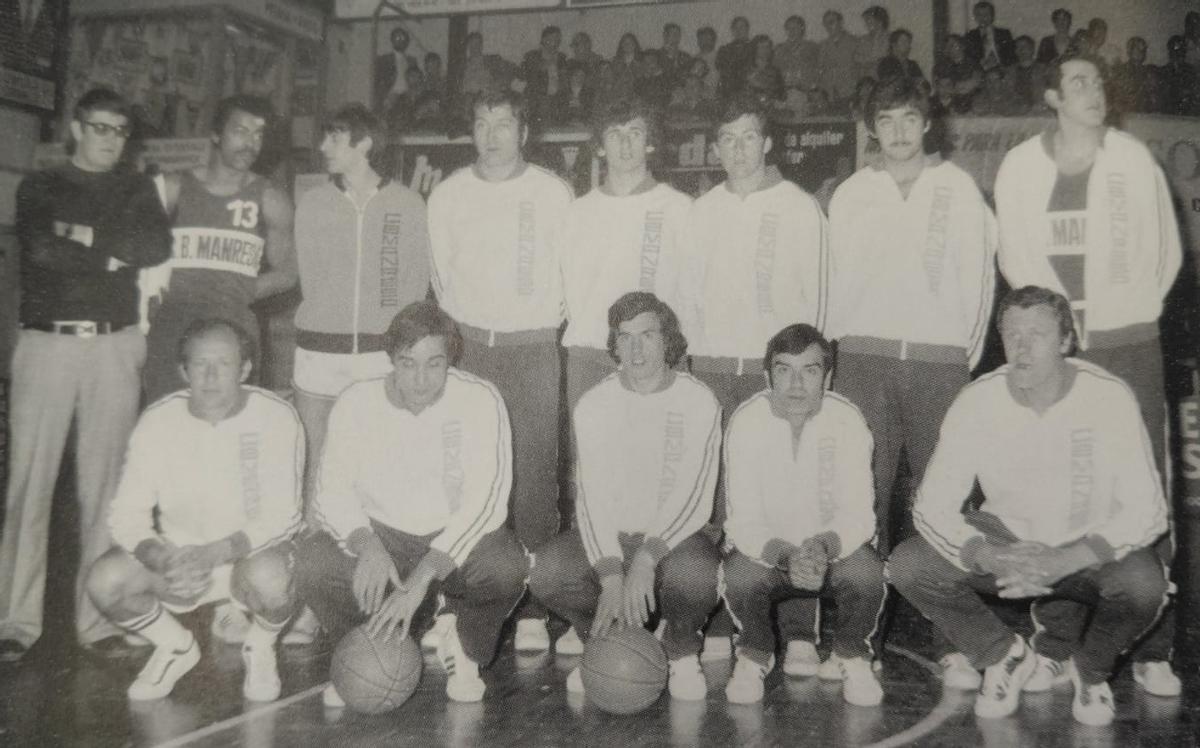 Una foto del CB Manresa d'un partit de celebració dels 25 anys del CB Manresa amb Lluís Amat situat el primer per la dreta de la fila superior