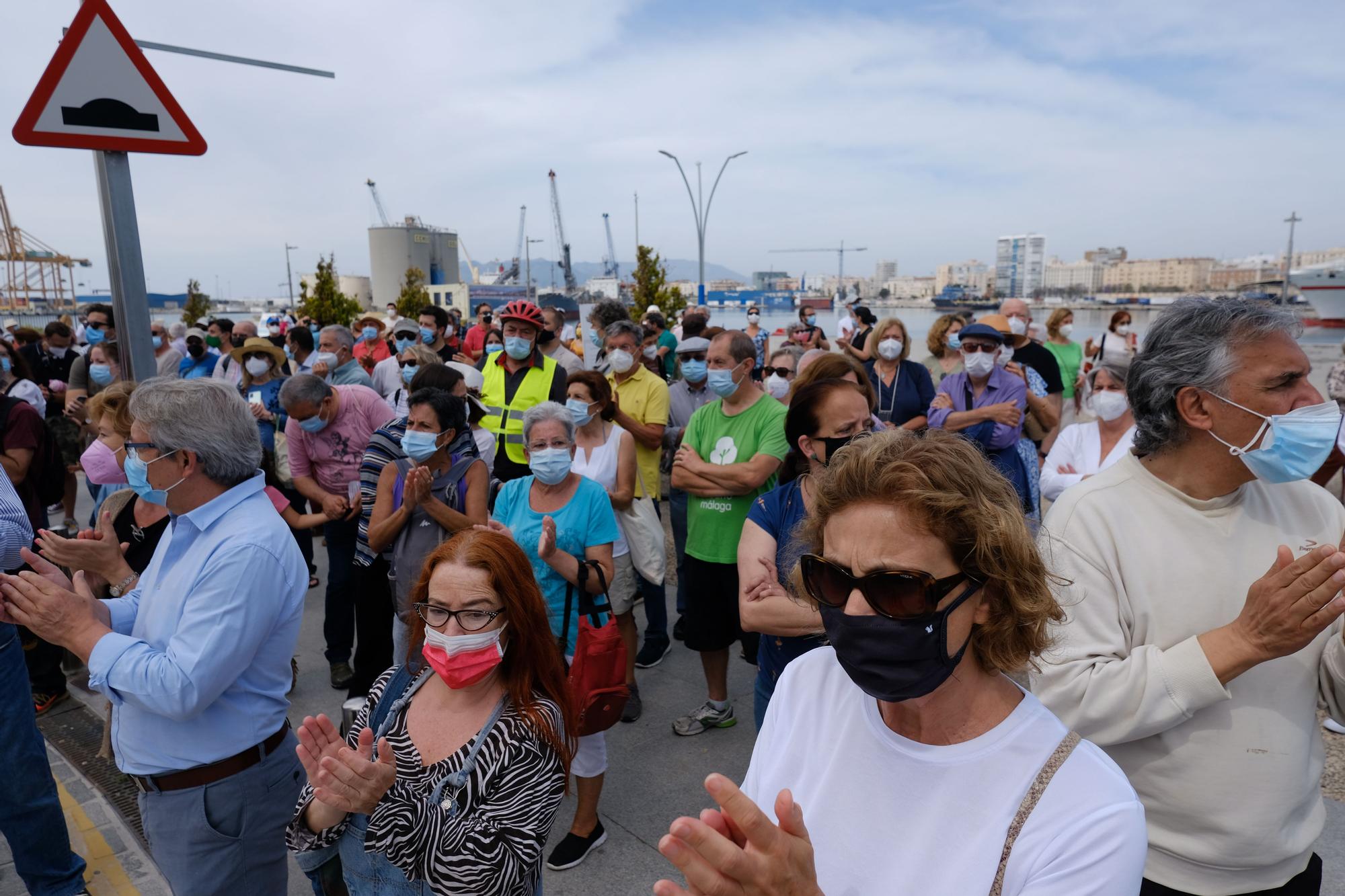 Unos 300 malagueños dan su abrazo a la Farola, que se apagará con la llegada del rascacielos