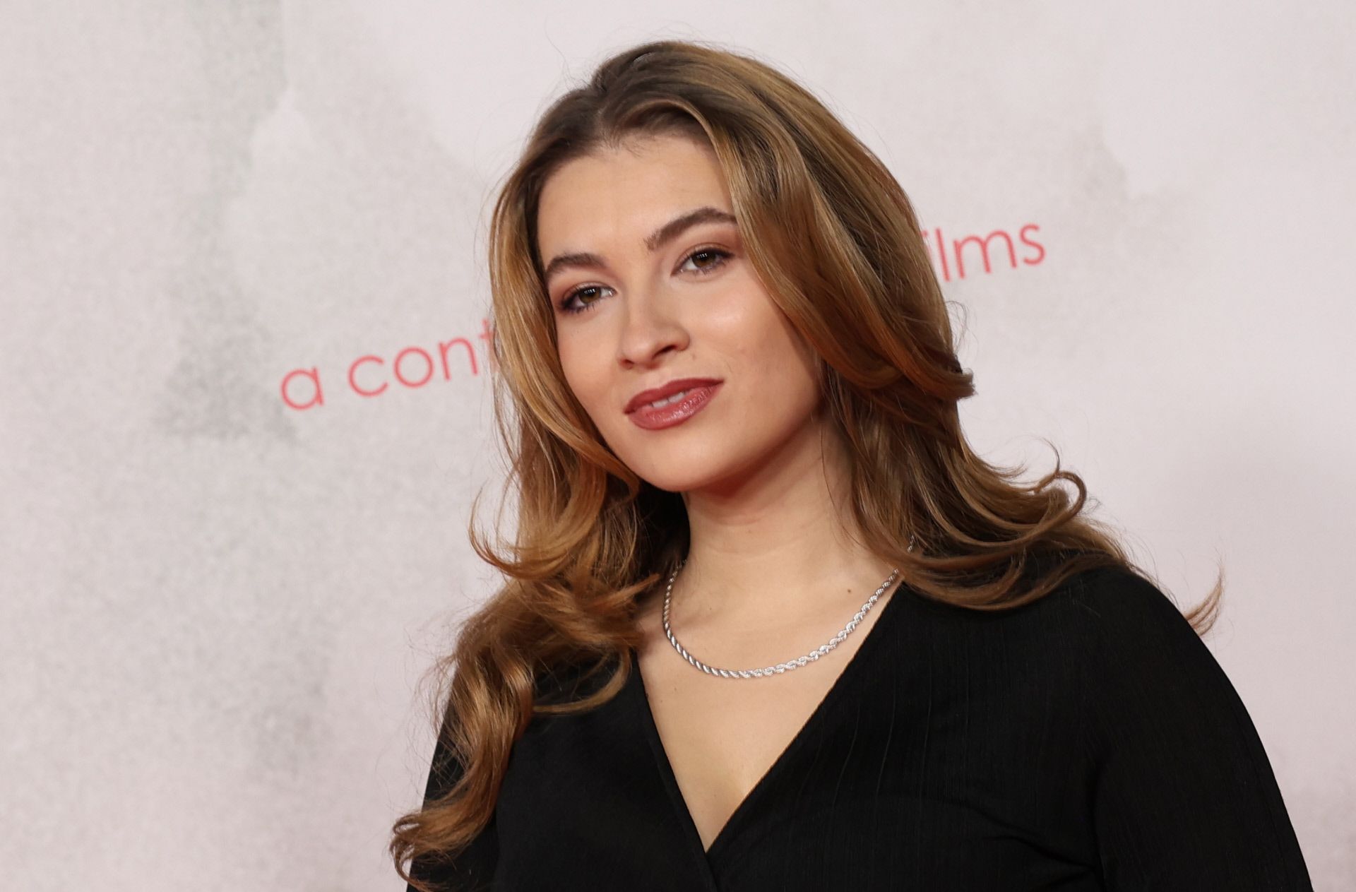 Carlota Boza en la alfombra roja de un evento