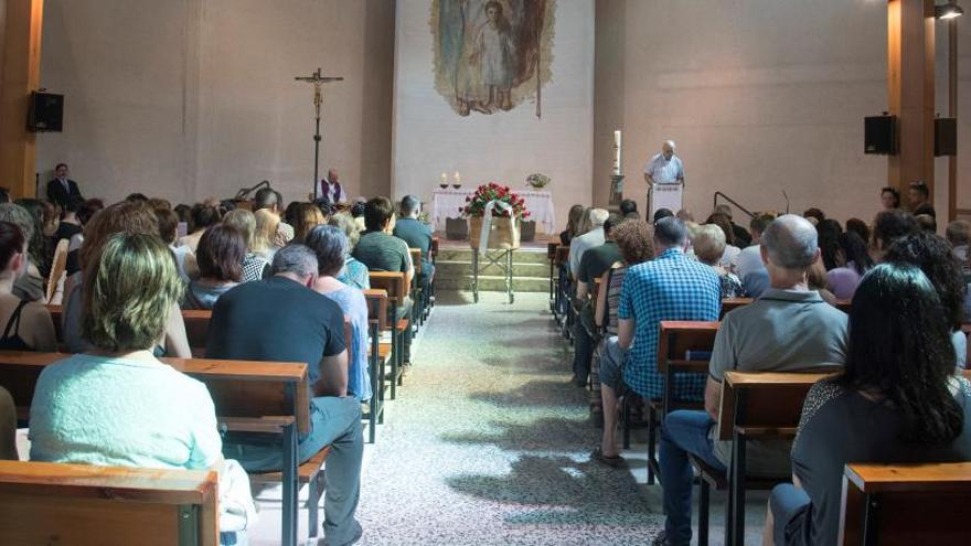 Interior de l&#039;església de la Sagrafa Família durant el funral