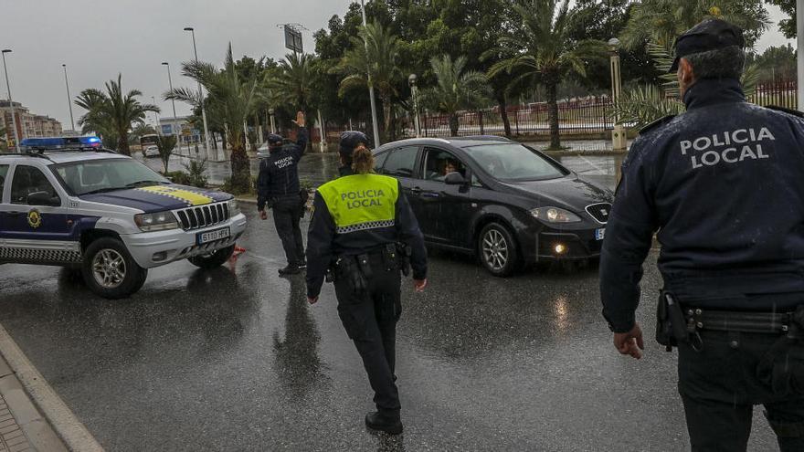 Uno de los controles realizados por la Policía Local en Elche en las últimas semanas