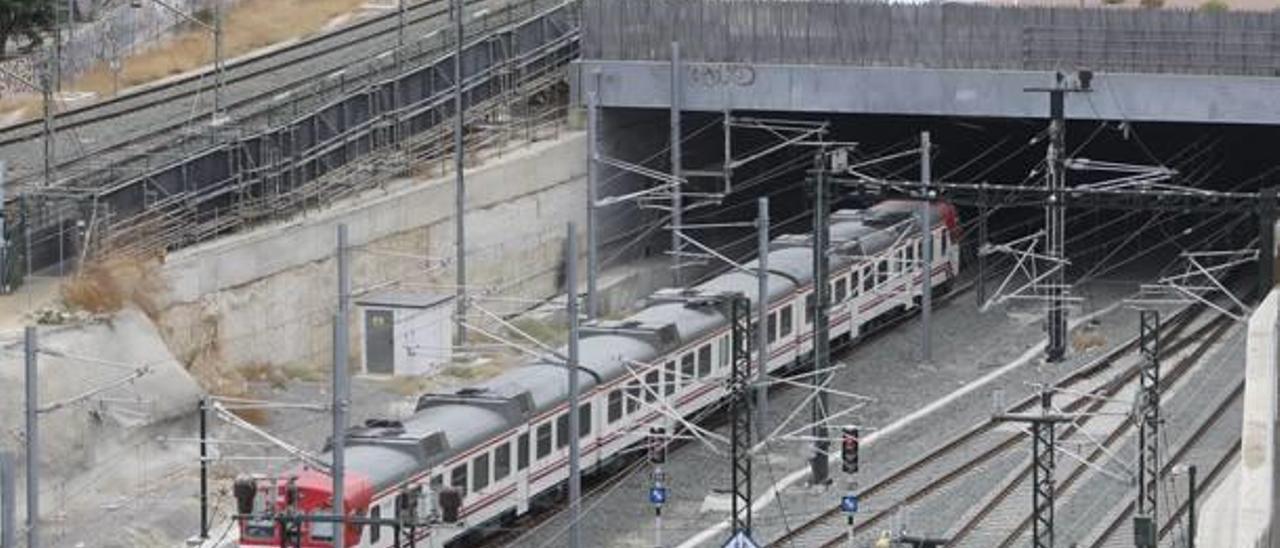 Sin noticias del tren que pasa a dos kilómetros