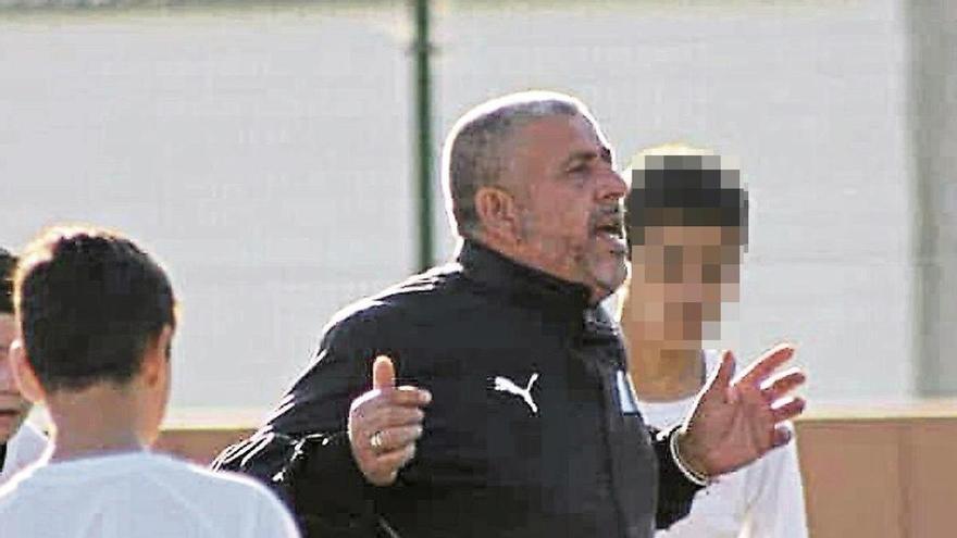 Pedro Montesdeoca dirigiendo un entrenamiento en su época en el RC Victoria.
