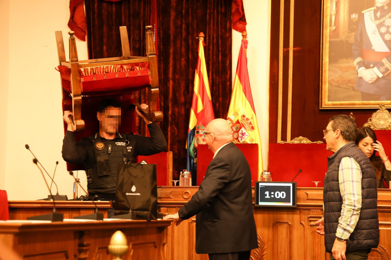 La Policía Local retira el "trono" del concejal José Navarro del salón de plenos del Ayuntamiento de Elche