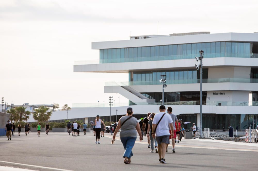 Deportistas en el Paseo Marítimo y en el Jardín del Turia de València