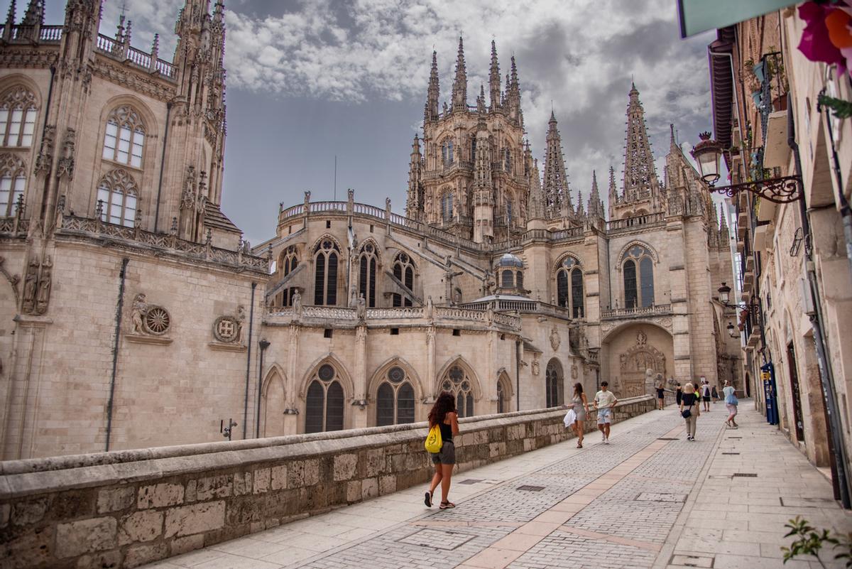 La calle trasera de la Catedral de Burgo