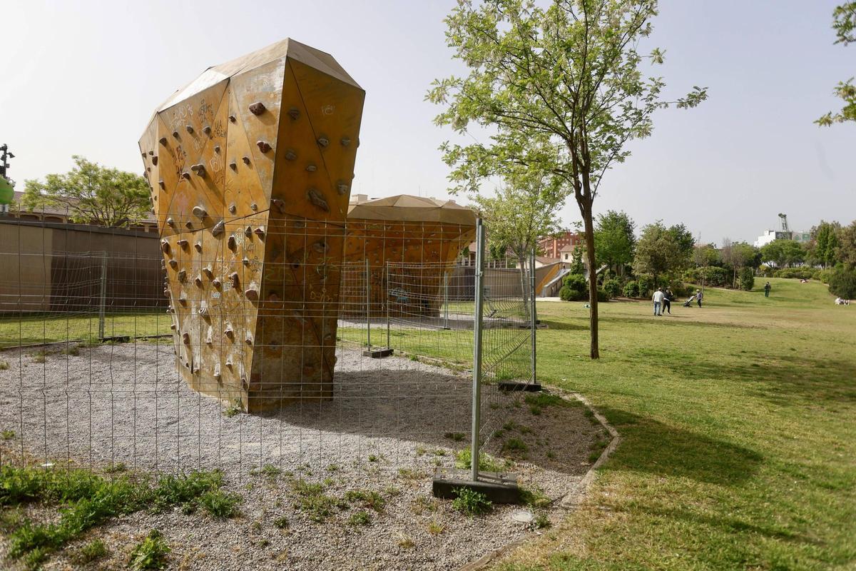 Rocódromo vallado en la pradera del parque