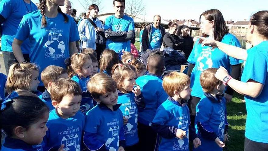 Un grupo de niños, antes de tomar la salida en la carrera.