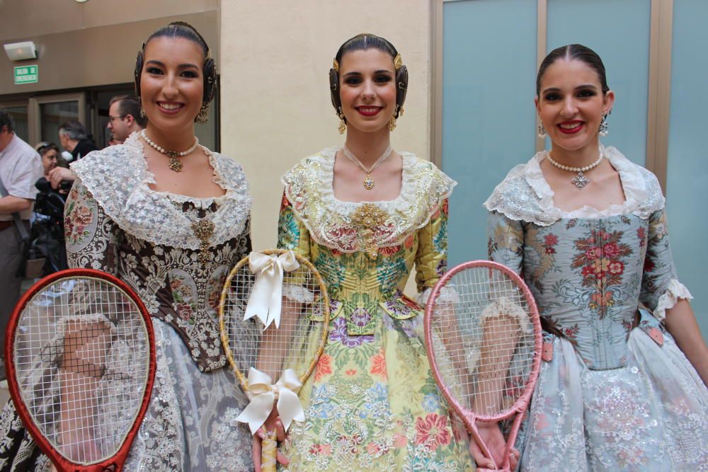 Tres generaciones de falleras en la Batalla de Flores