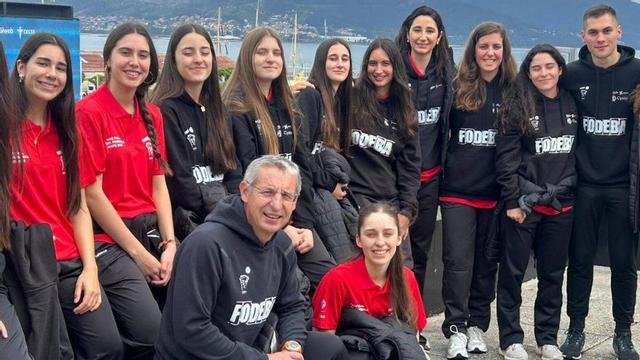 El primer equipo del Fodeba, en la liguilla de Vigo. De pie, por la izquierda, Eli, Ari, Laura, Marta Cabello, Marga, Carla Pandal, Carla Buján, Marta Frechilla, Rebe, Ali, Dani Torre y Ángela. Agachados, Pedro Ferrer y Kata.