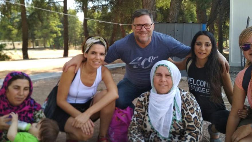 Representantes de la asociación Amigos de Ritsona posan junto a mujeres refugiadas en el campo de Ritsona.