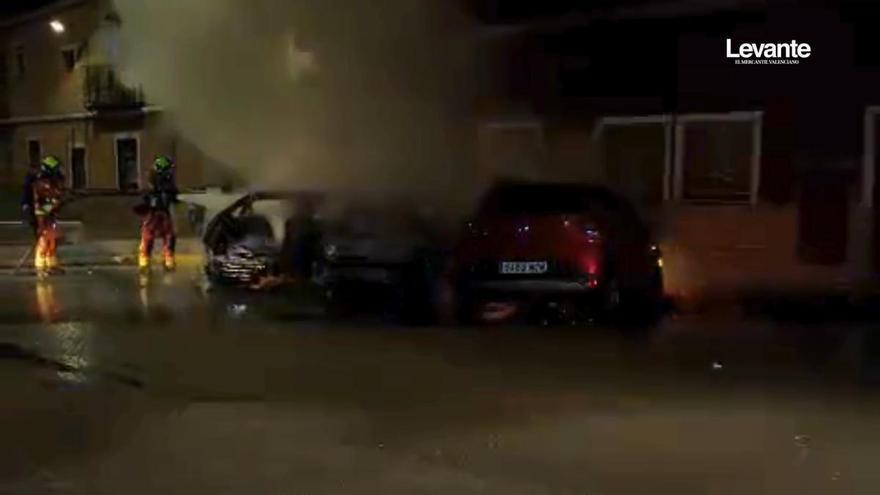Los bomberos sofocan un incendio en tres coches y la fachada de una vivienda de Beniarjó