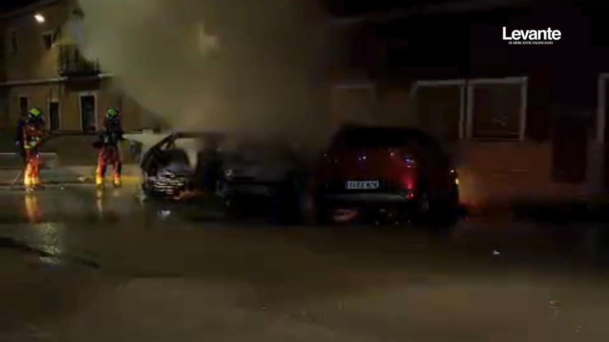 Los bomberos sofocan un incendio en tres coches y la fachada de una vivienda de Beniarjó