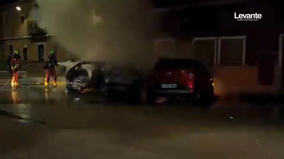 Incendio de Beniarjó sin desgracias personales: Los bomberos sofocan el fuego en tres coches y la fachada de una vivienda