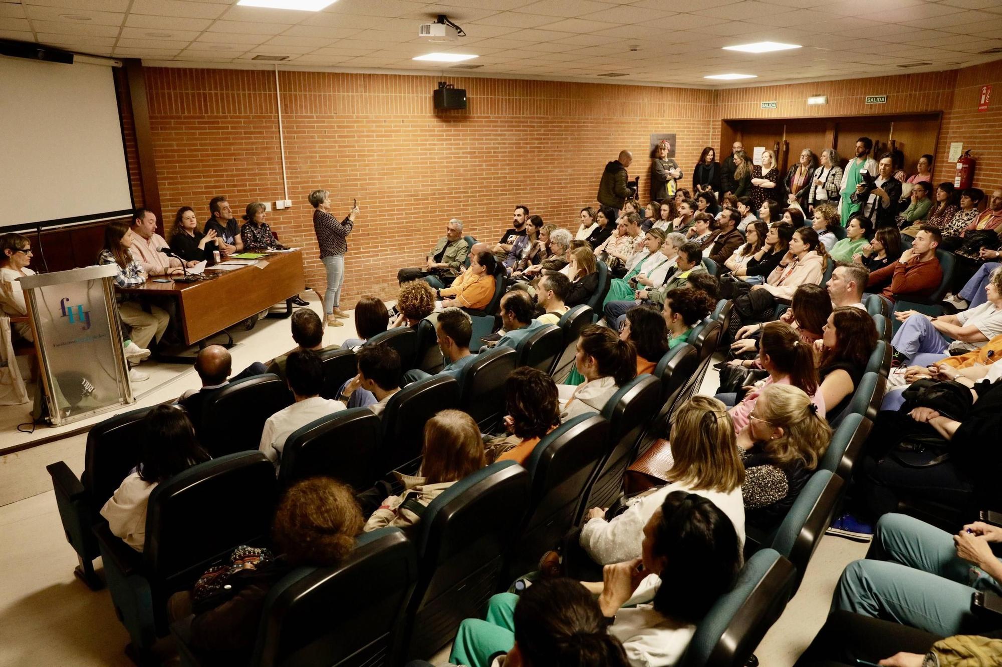 La asamblea de trabajadores del Hospital de Jove, en imágenes