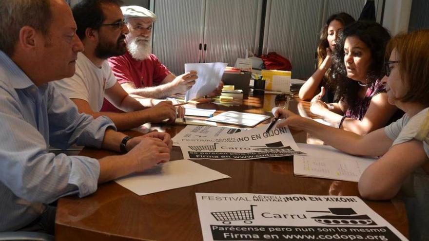 Martín, primero por la izquierda, durante la reunión.