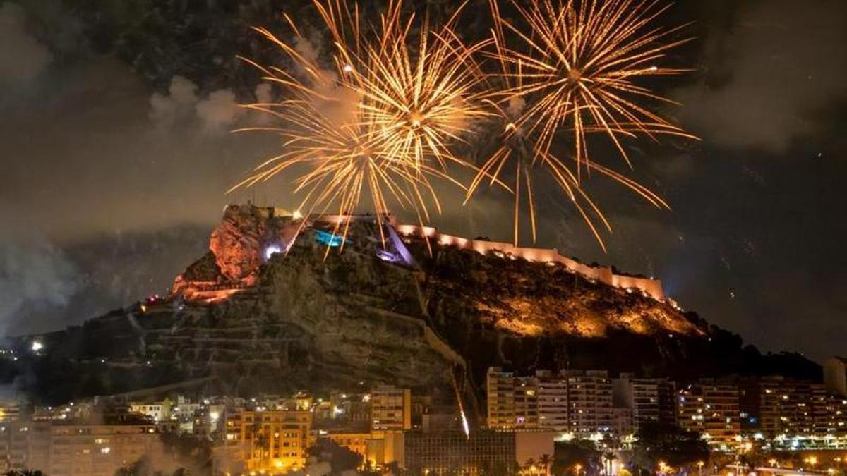 Alicante mantendrá los fuegos artificiales de Hogueras en El Postiguet pese a las quejas por la masificación