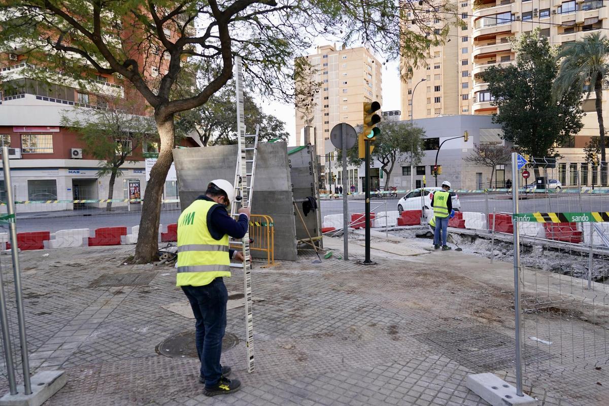 Obras en la calle Hilera para la prolongación del metro de Málaga hasta el Hospital Civil, en marzo de 2024.