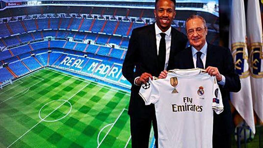 Militao junto a Florentino Pérez en la presentación de ayer en el Santiago Bernabéu.