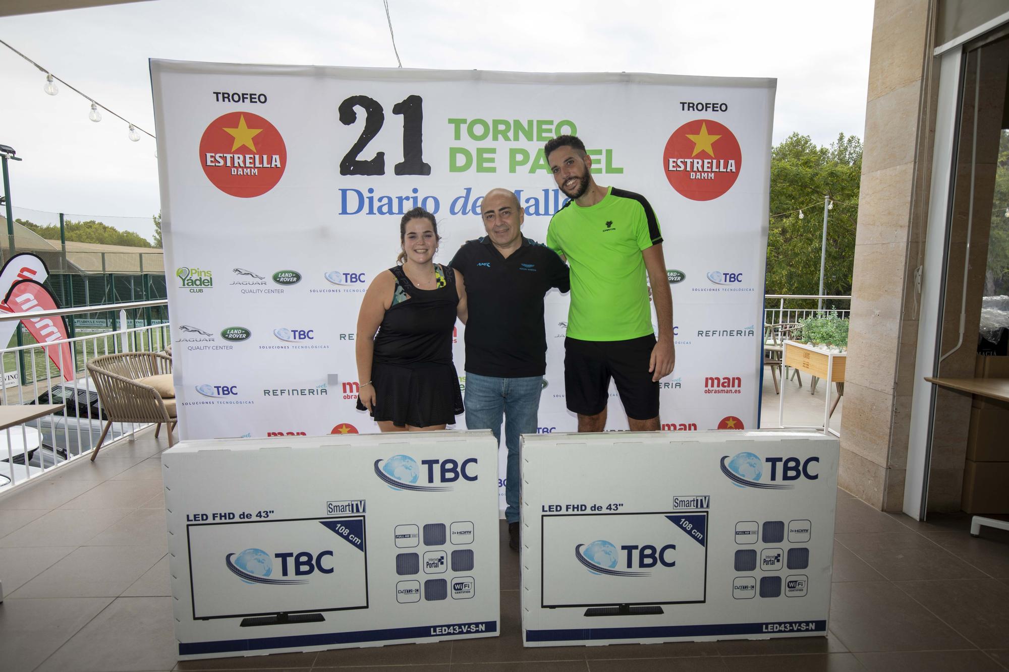 Ganadores mixtos B. Doble premio para Neus Barceló y Ángel Bonilla al coronarse como campeones y ser agraciados con dos Smart TV cortesía de TBC.