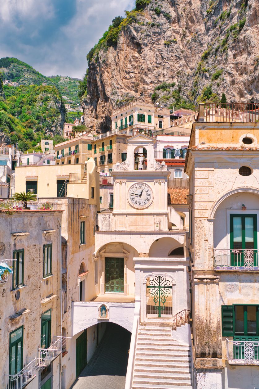 De iglesia de San Salvatore' Birecto y edificios históricos en Atrani, Costa de Amalfi.