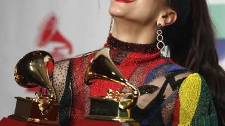 Rosalía sosté els dos Grammy rebuts a Los Angeles