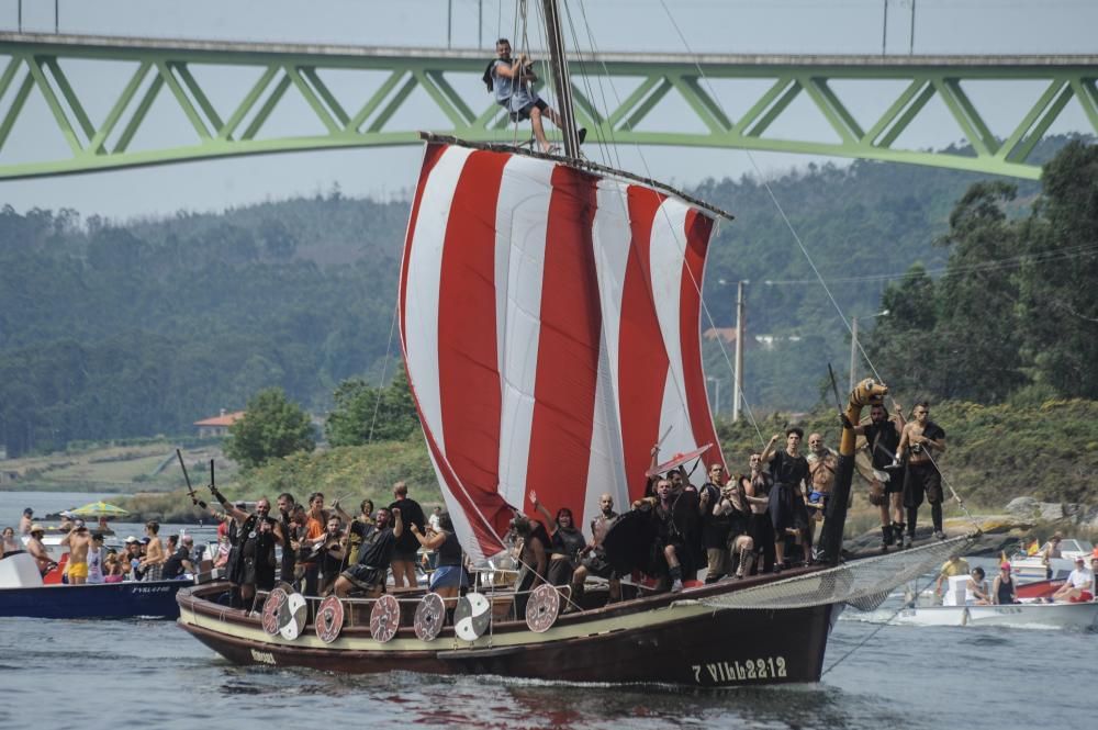 Las hordas vikingas desembarcan con sus armas y sus gritos de guerra en Catoira ante 30.000 personas.