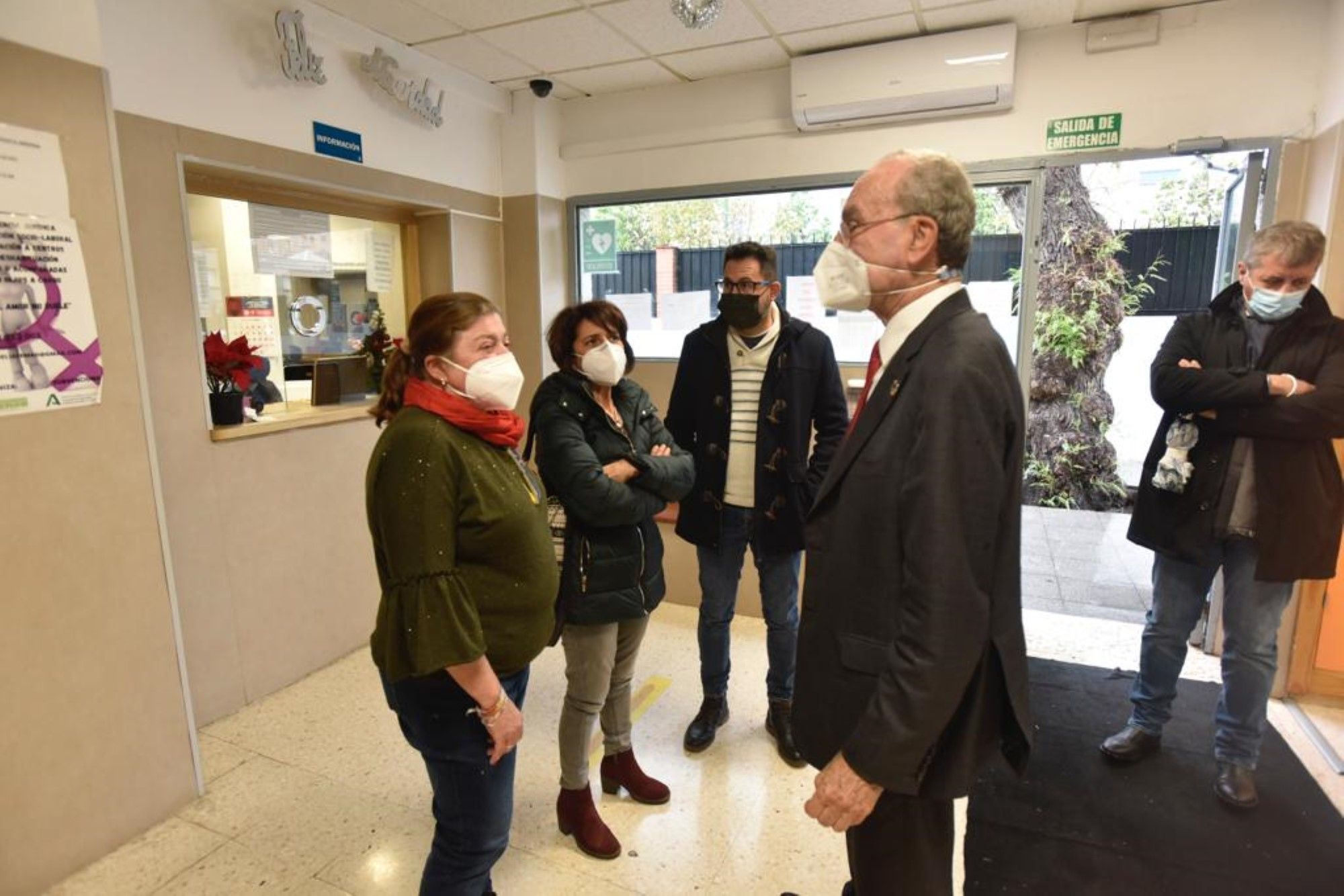 El alcalde visita los servicios municipales de guardia esta Nochebuena