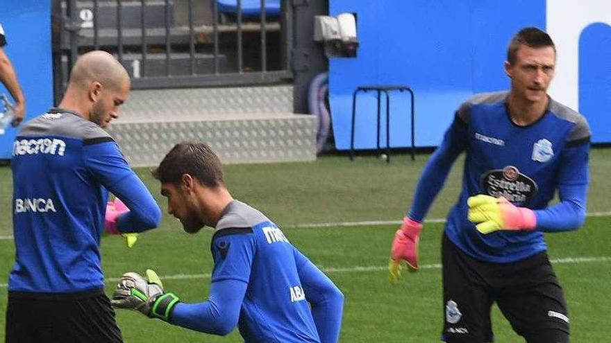 El portero fabrilista Álex Cobo, en Riazor con el primer equipo