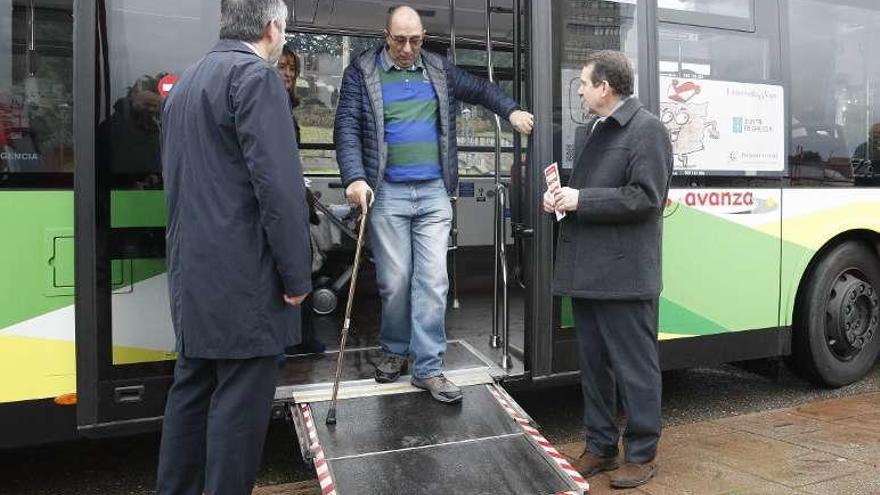 Caballero (d.) y Villarino (i.), con un usuario del bus, ayer. // R. Grobas