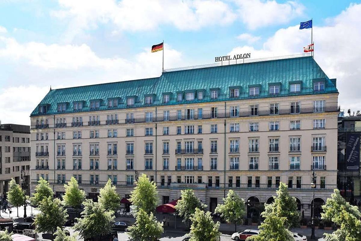 Fachada del reconstruido Hotel Adlon, escenario de la novela 'Gran Hotel'.