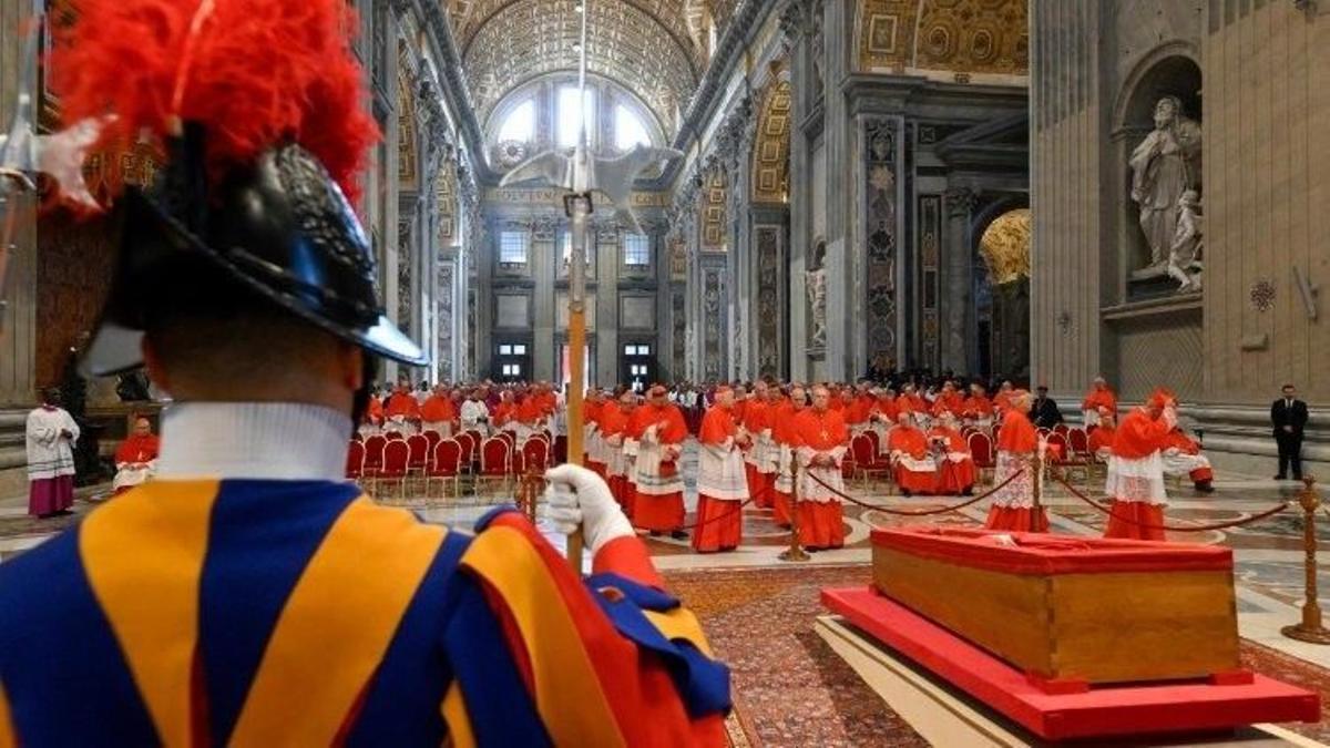 El féretro del Papa Francisco en la Basílica de San Pedro.